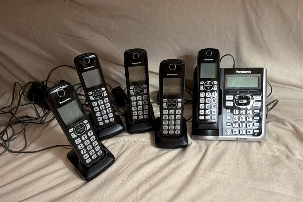 Panasonic KX-TGF570 Bluetooth Phone System 1 Base, 5 Handsets,4 Cradles/Chargers